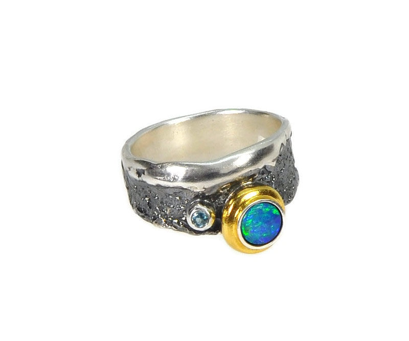 Oxidierter Silberring mit Doublet-Opal und Schweizer Topas-Steinen