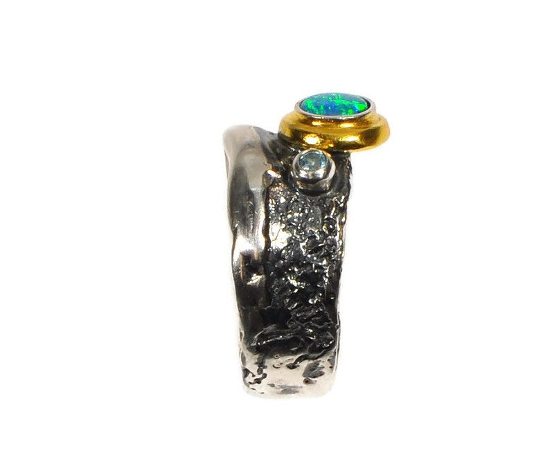Oxidierter Silberring mit Doublet-Opal und Schweizer Topas-Steinen