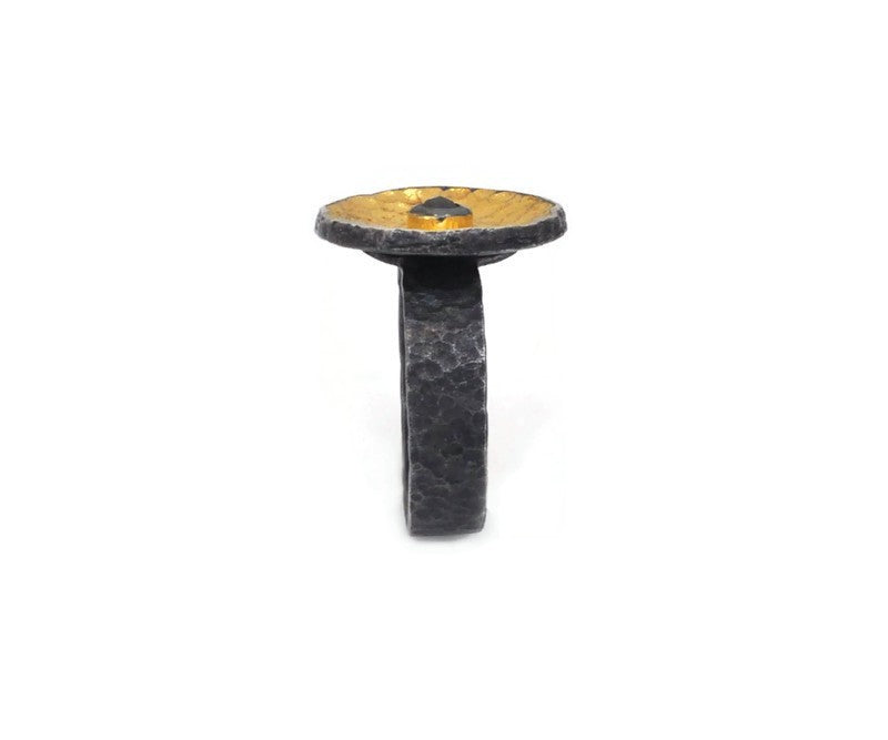 Ring aus oxidiertem vergoldetem Sterlingsilber mit schwarzem Diamanten