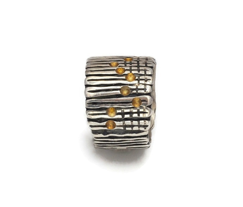 Ring aus oxidiertem Sterlingsilber und Gold