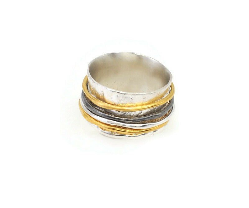 Ring aus oxidiertem Silber mit vergoldeten Ringen
