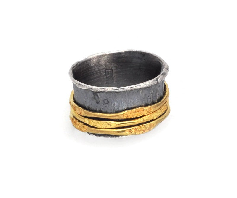 Ring aus oxidiertem Silber, verflochten mit Gold