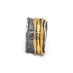 Ring aus oxidiertem Silber, verflochten mit Gold
