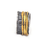 Ring aus oxidiertem Silber, verflochten mit Gold