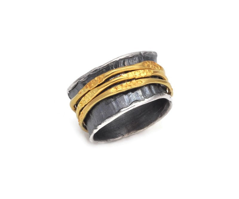 Ring aus oxidiertem Silber, verflochten mit Gold