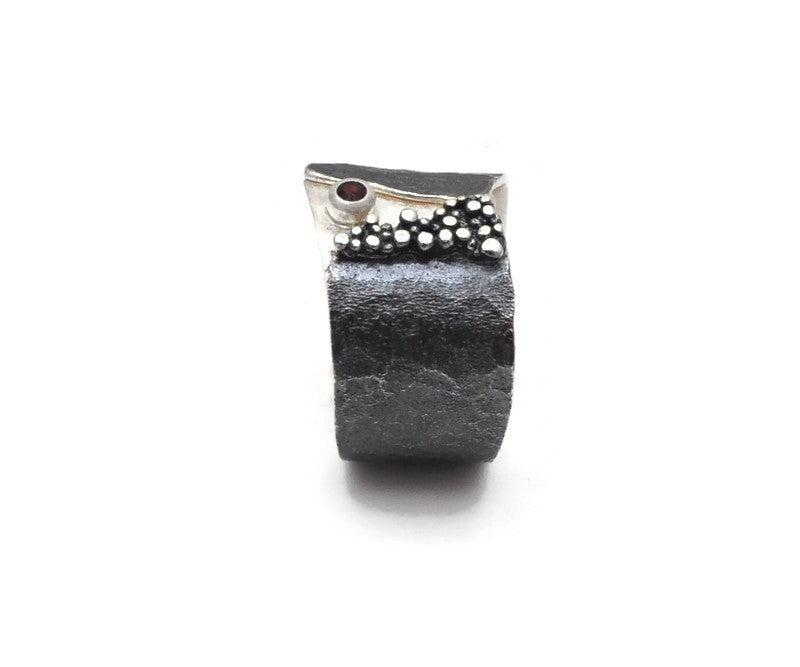 Oxidierter Silberring mit Granatstein