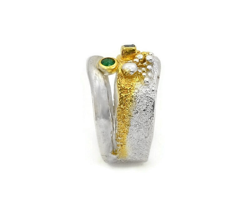 Vergoldeter Silberring mit Diamant und Smaragd