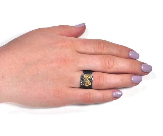 Vergoldeter Ring aus oxidiertem Silber