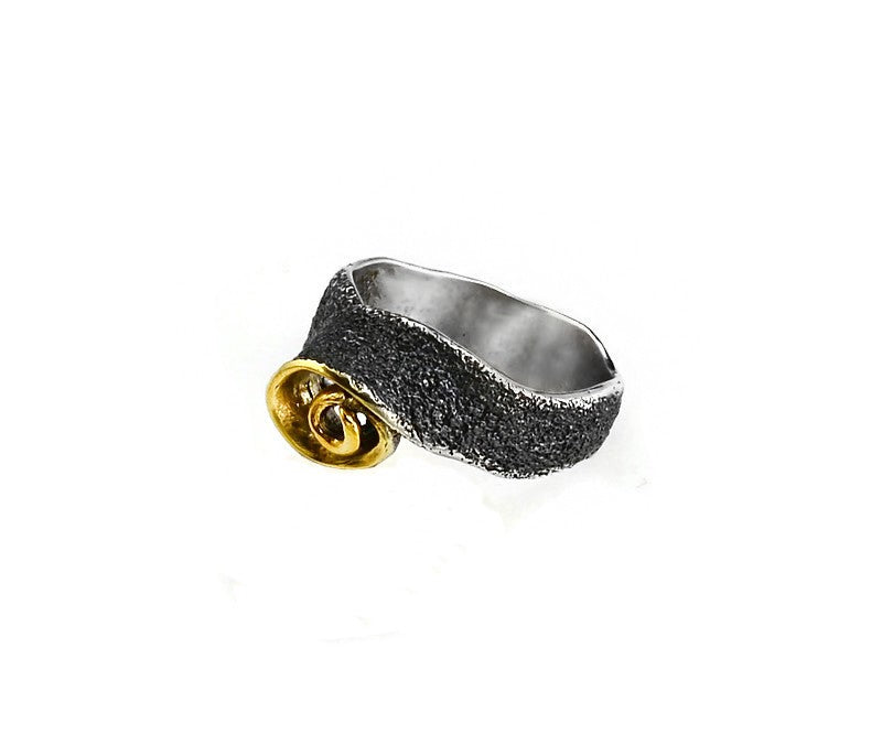 Vergoldeter Ring aus oxidiertem Silber