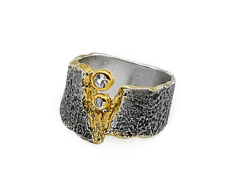 Ring aus vergoldetem, oxidiertem Silber mit weißen Saphiren