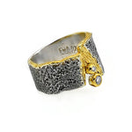 Ring aus vergoldetem, oxidiertem Silber mit weißen Saphiren