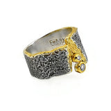 Ring aus vergoldetem, oxidiertem Silber mit weißen Saphiren