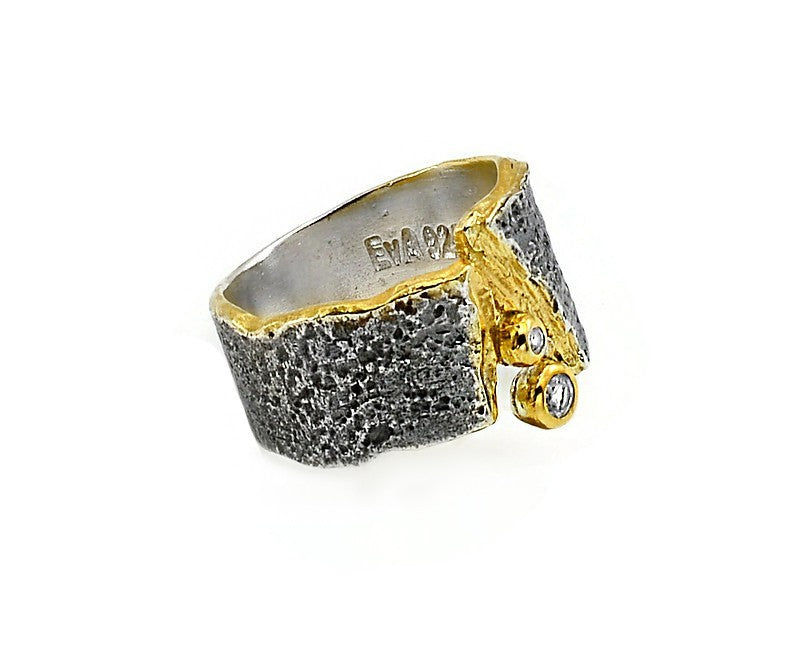 Ring aus vergoldetem, oxidiertem Silber mit weißen Saphiren