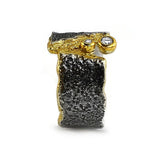 Ring aus vergoldetem, oxidiertem Silber mit weißen Saphiren