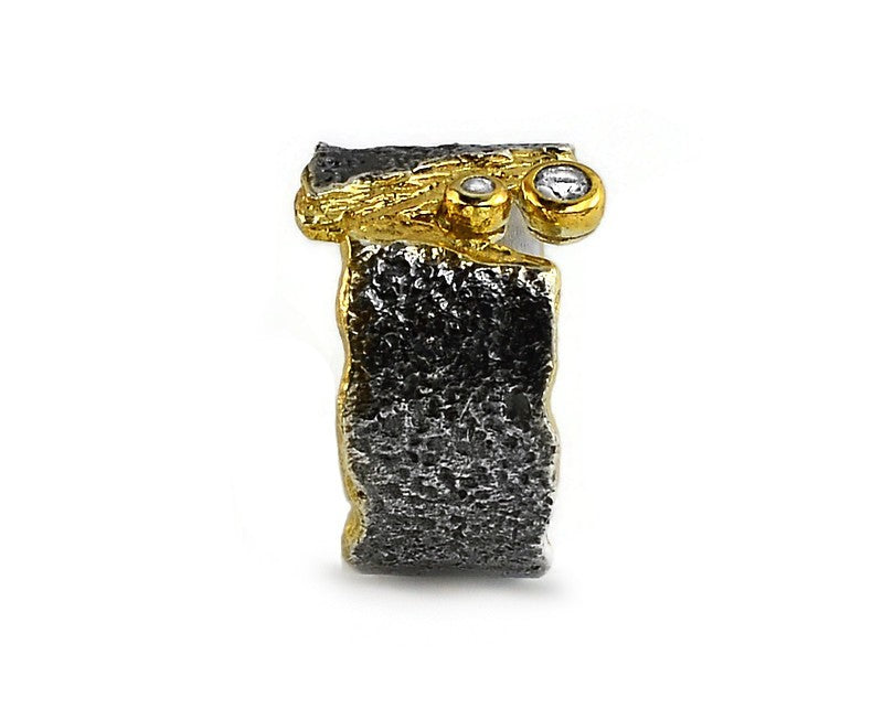 Ring aus vergoldetem, oxidiertem Silber mit weißen Saphiren
