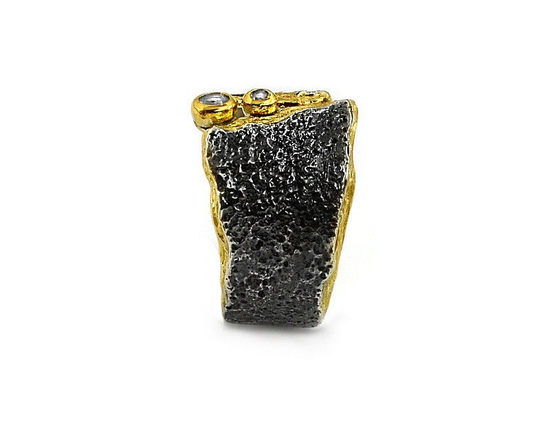 Ring aus vergoldetem, oxidiertem Silber mit weißen Saphiren
