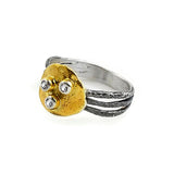 Ring aus vergoldetem, oxidiertem Silber mit weißen Saphiren