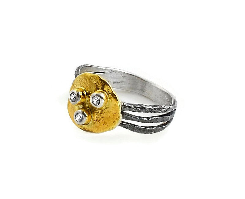 Ring aus vergoldetem, oxidiertem Silber mit weißen Saphiren