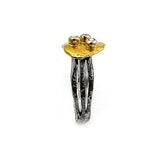 Ring aus vergoldetem, oxidiertem Silber mit weißen Saphiren