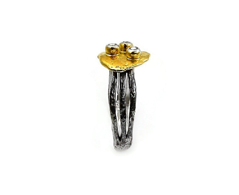 Ring aus vergoldetem, oxidiertem Silber mit weißen Saphiren