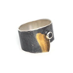 Ring aus vergoldetem, oxidiertem Silber mit schwarzem Diament
