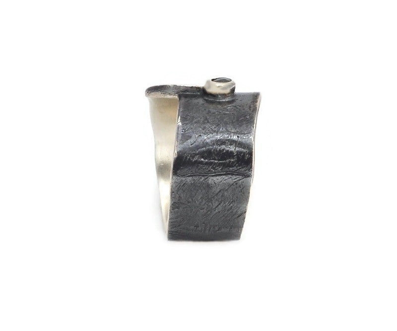 Ring aus vergoldetem, oxidiertem Silber mit schwarzem Diament