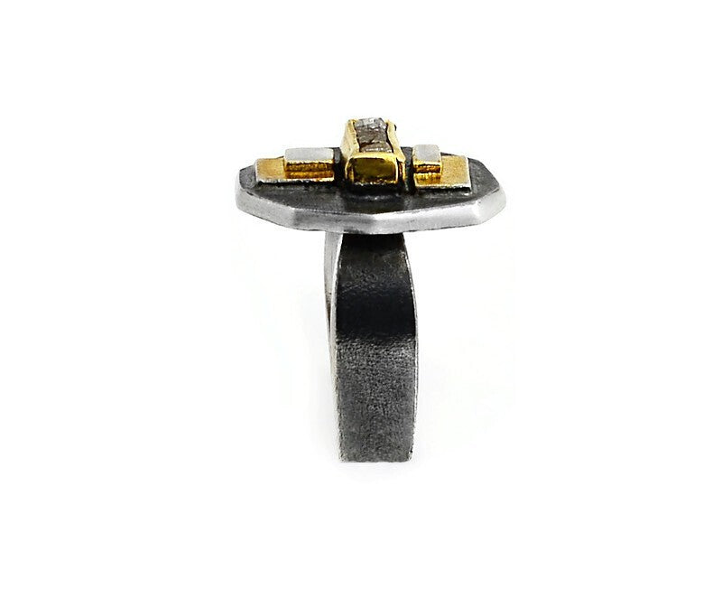 Ring aus vergoldetem, oxidiertem Silber mit Diamant
