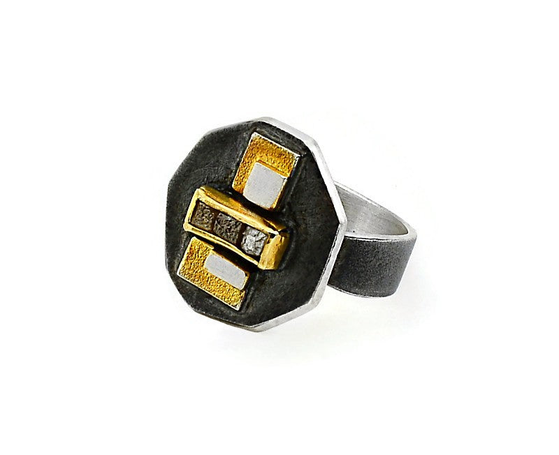 Ring aus vergoldetem, oxidiertem Silber mit Diamant