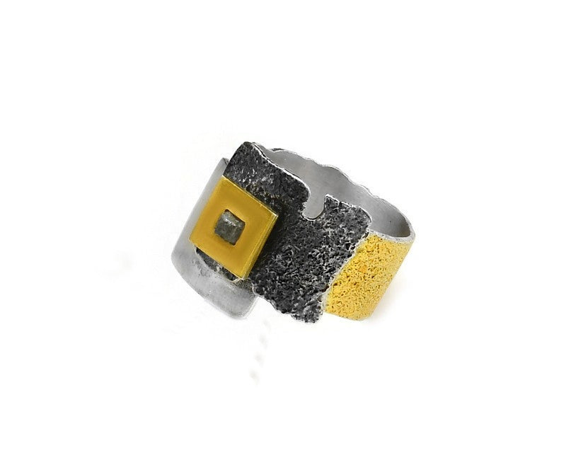 Ring aus vergoldetem, oxidiertem Silber mit Diamant