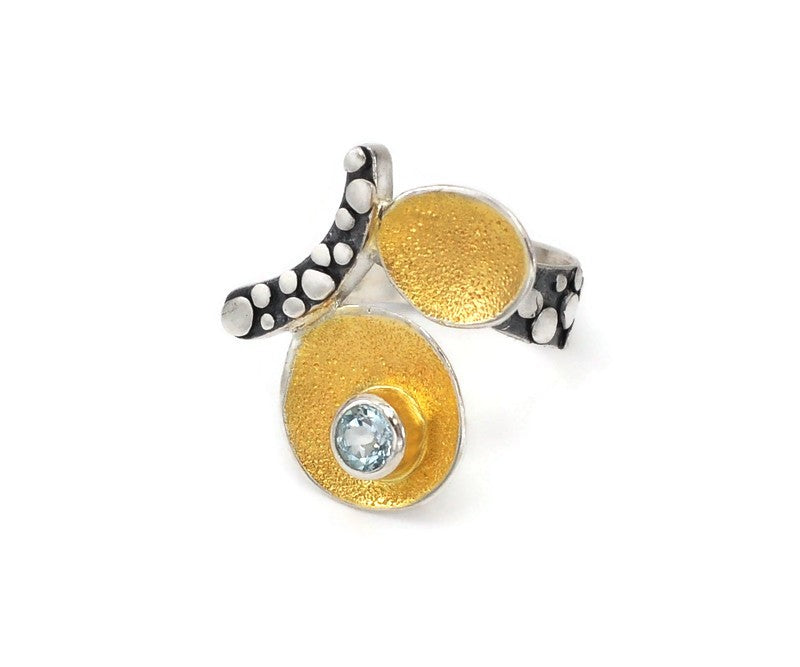 Ring aus vergoldetem, oxidiertem Silber mit Blau Topas-Stein