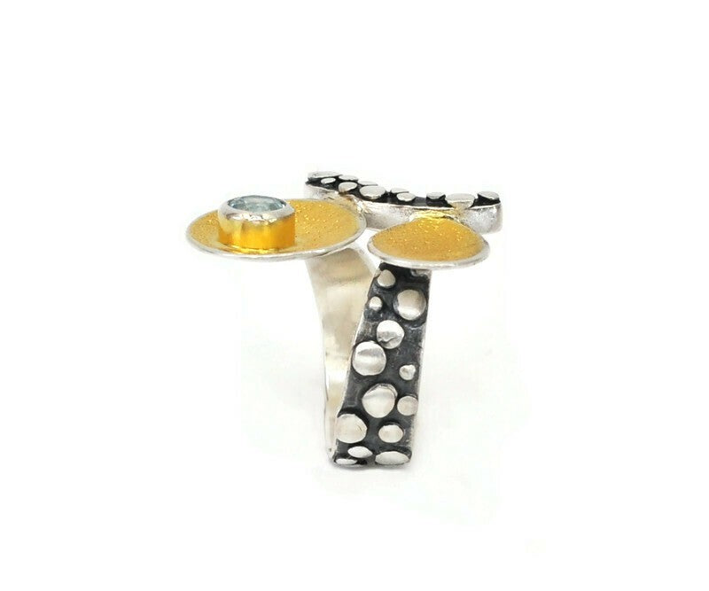 Ring aus vergoldetem, oxidiertem Silber mit Blau Topas-Stein