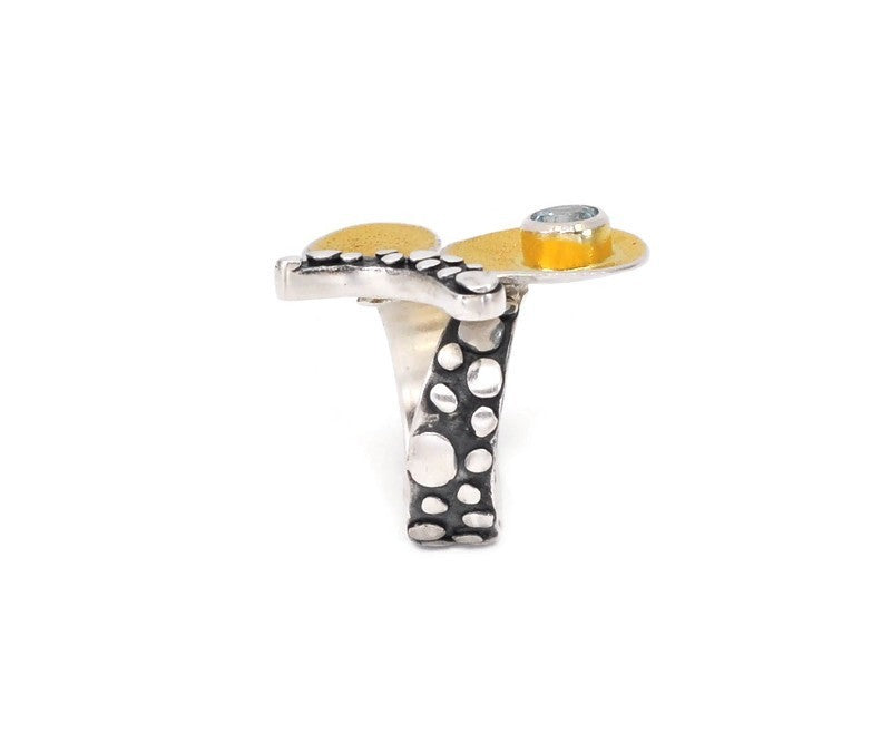 Ring aus vergoldetem, oxidiertem Silber mit Blau Topas-Stein