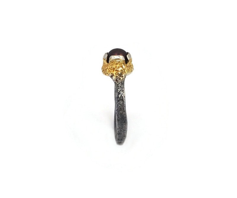 Vergoldeter Ring aus oxidiertem Silber mit Perle
