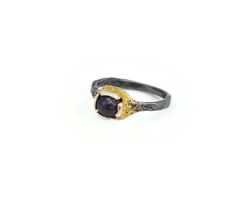 Vergoldeter Ring aus oxidiertem Silber mit Perle