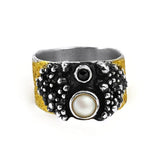 Ring aus vergoldetem, oxidiertem Silber mit Perle und schwarzem Diamanten