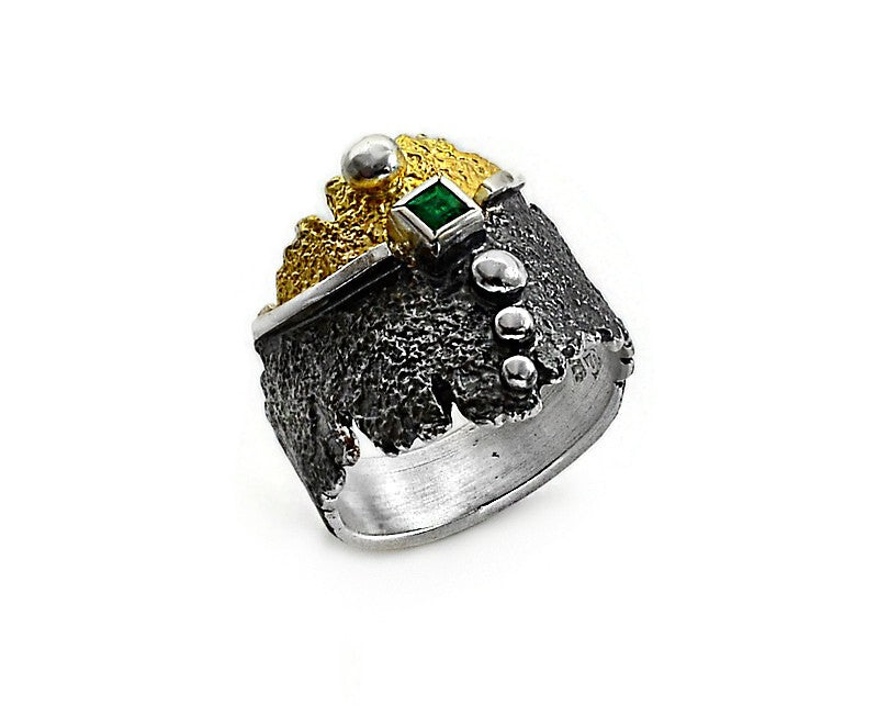 Ring aus oxidiertem und vergoldetem Silber mit Smaragd