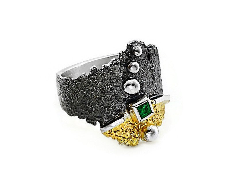 Ring aus oxidiertem und vergoldetem Silber mit Smaragd