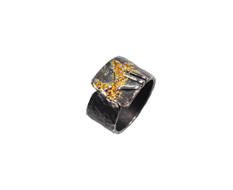 Vergoldeter Ring aus oxidiertem Silber