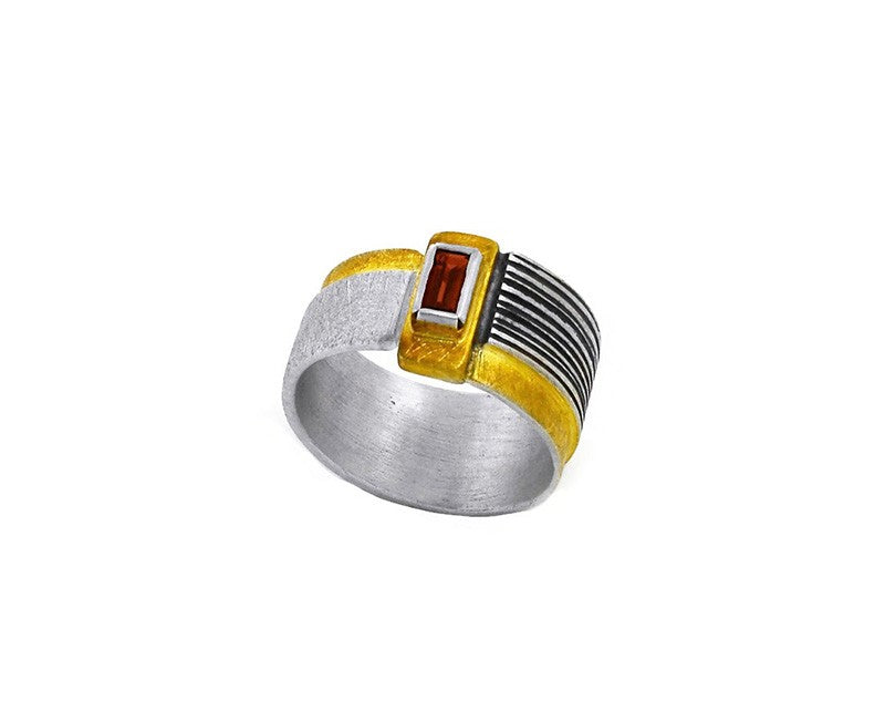 Vergoldeter Silberring mit Granatstein