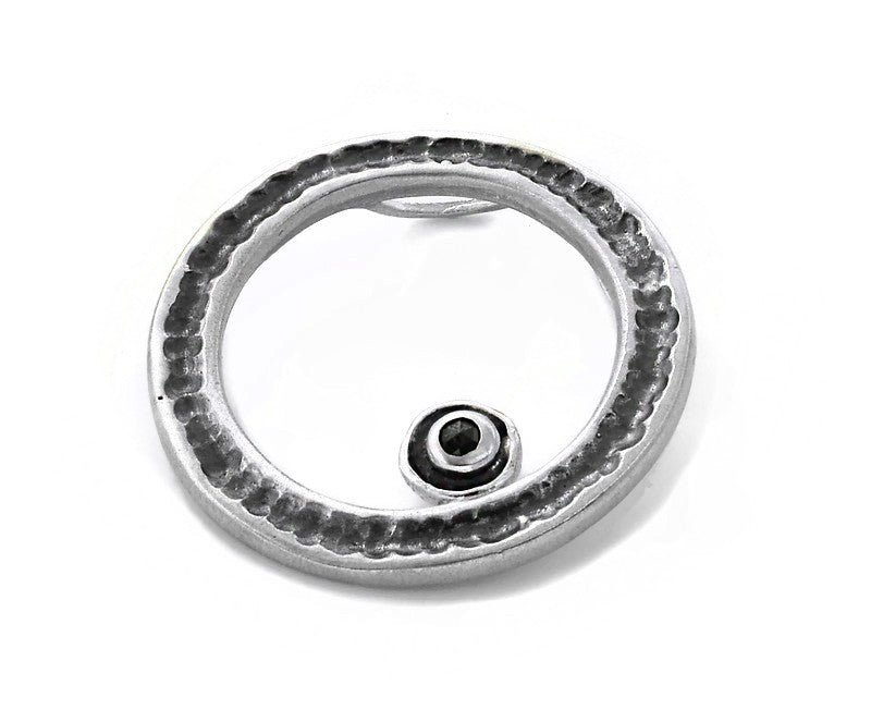 Anhänger aus oxydiertem Silber mit schwarzem Diamanten