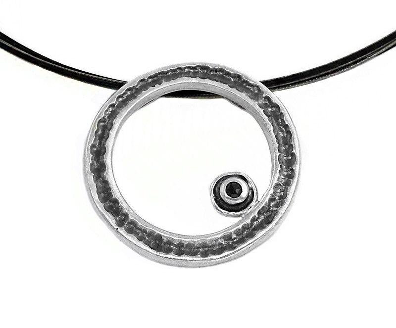 Anhänger aus oxydiertem Silber mit schwarzem Diamanten