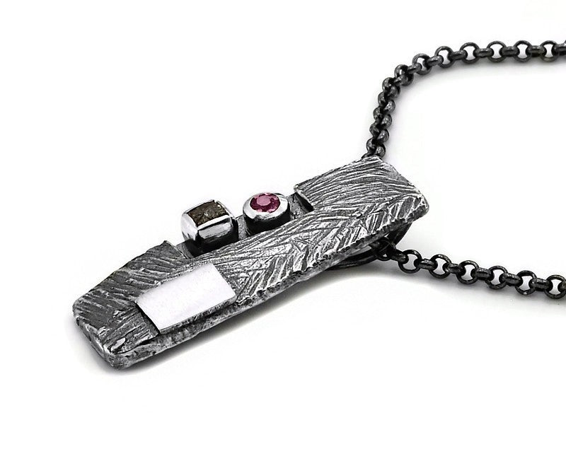 Anhänger aus oxidiertem Silber mit Diamant und rosa Turmalin