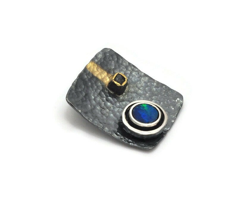 Anhänger aus oxidiertem Silber mit Doublet-Opal und Diamanten