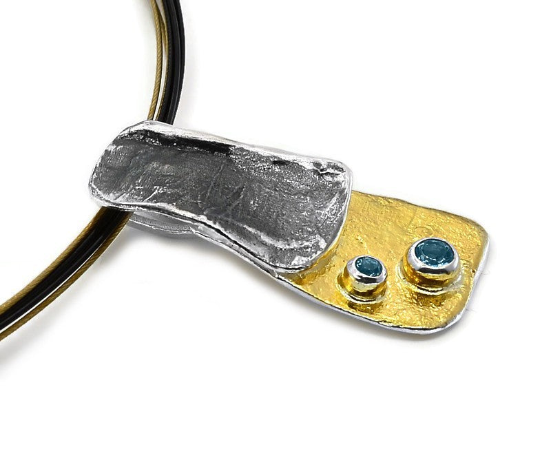 Anhänger aus oxidiertem Silber mit schweizer Blau topaz