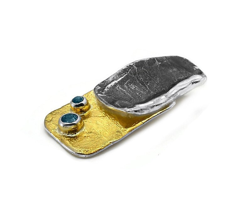 Anhänger aus oxidiertem Silber mit schweizer Blau topaz