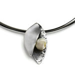Anhänger aus oxidiertem Silber mit Perle