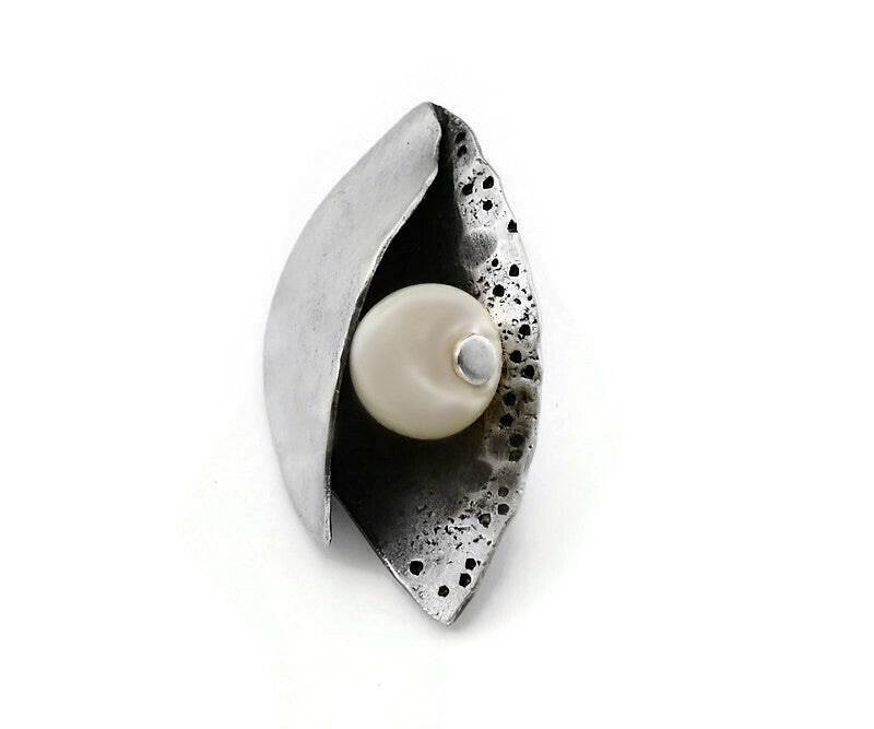 Anhänger aus oxidiertem Silber mit Perle