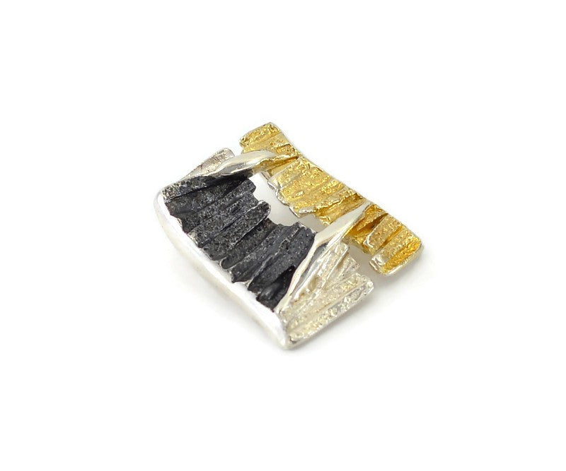 Vergoldeter Anhänger aus oxidiertem Silber
