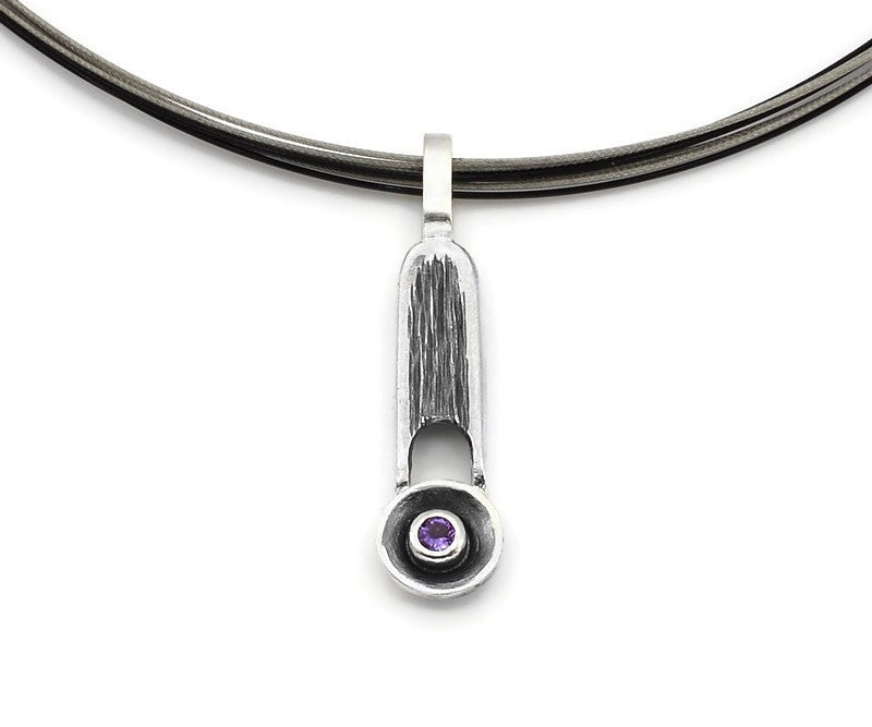 Anhänger aus vergoldetem, oxidiertem Silber mit Amethyst