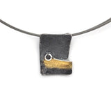 Anhänger aus vergoldetem, oxidiertem Silber mit schwarzem Diamant
